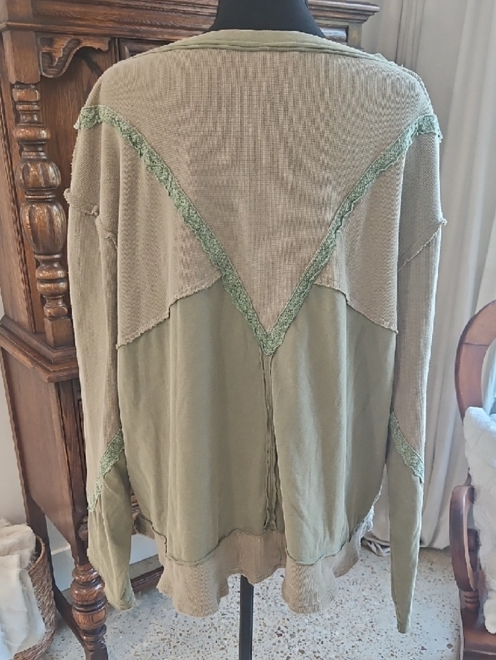 POL Olive Green Ribbed V-Neck Top. Size L - Picture 3 of 3